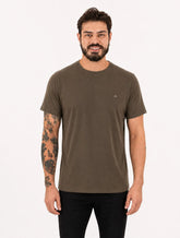 Camiseta Aramis Masculina Basic Lisa Mono Icon Cáqui Escuro