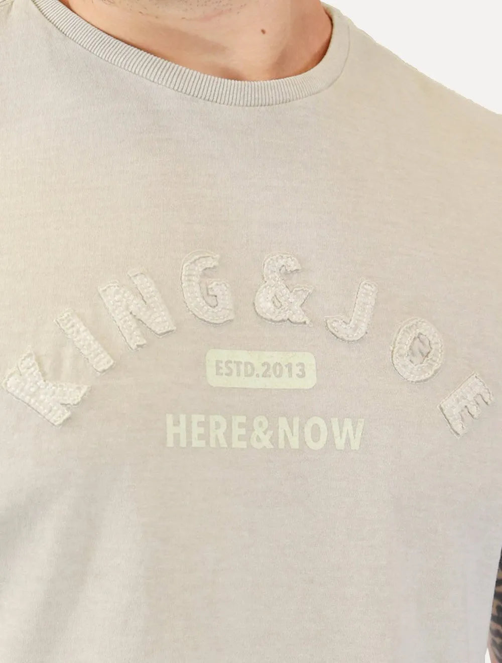 Camiseta King & Joe Masculina Estonada Bordado Estd 2013 Areia