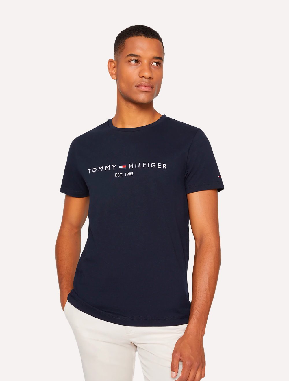 Kit Camisetas Tommy Hilfiger | Masculina Core/Stack Logo Azul Marinho/Preta