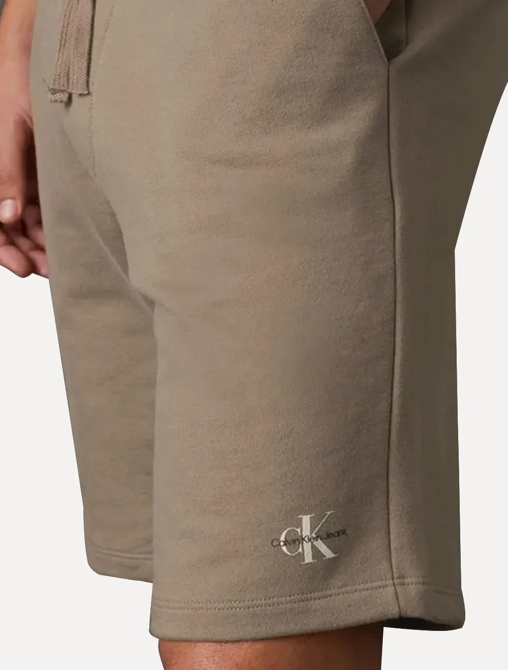 Bermuda Calvin Klein Jeans Moletom Masculina Cadarço RE Issue Cáqui Médio
