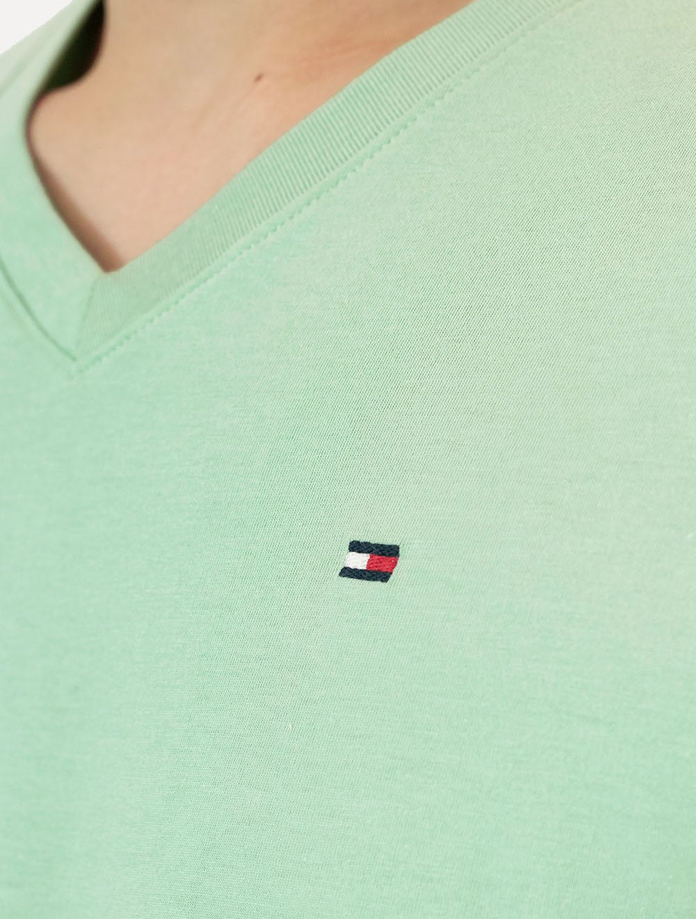Camiseta Tommy Hilfiger Masculina Essential V-Neck Verde Claro