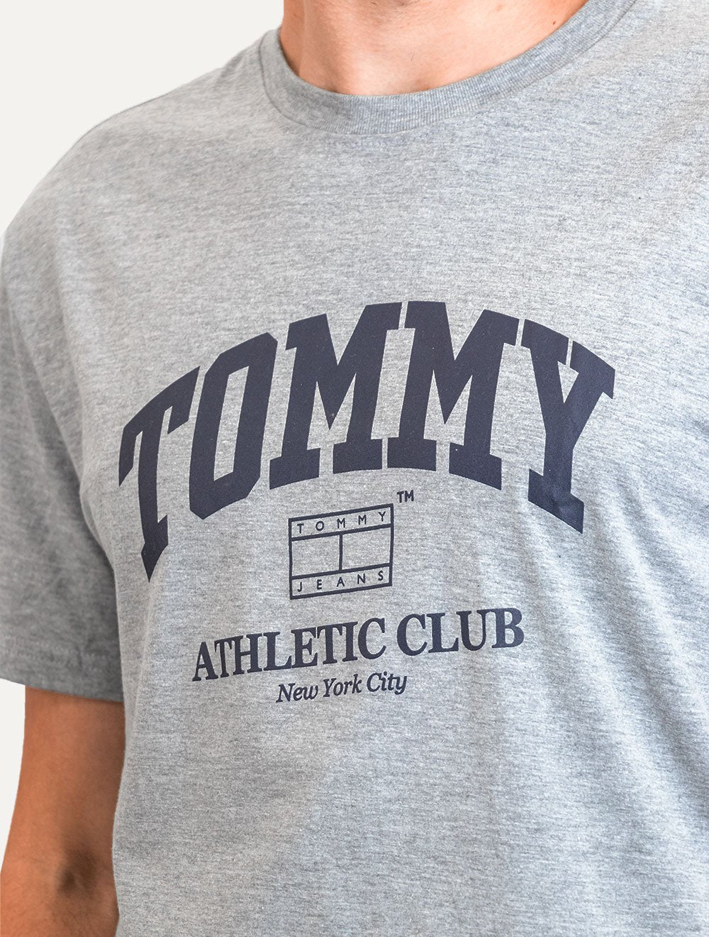 Camiseta Tommy Jeans Masculina Regular Athletic Club Cinza Mescla