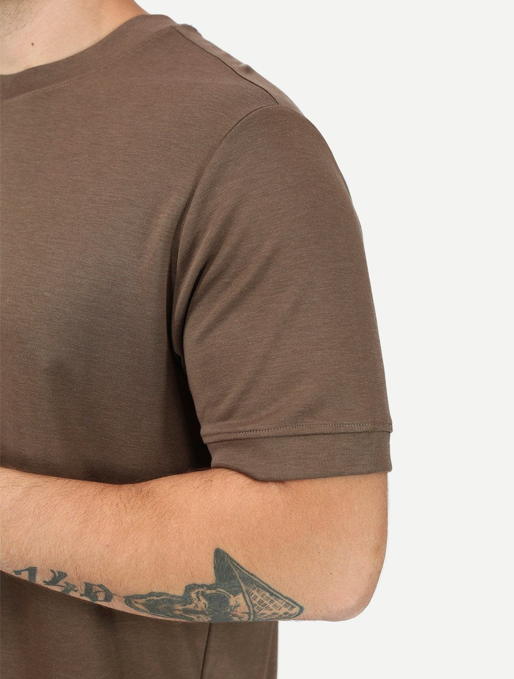 Camiseta Dixen Over Recorte Estruturado na Manga Marrom