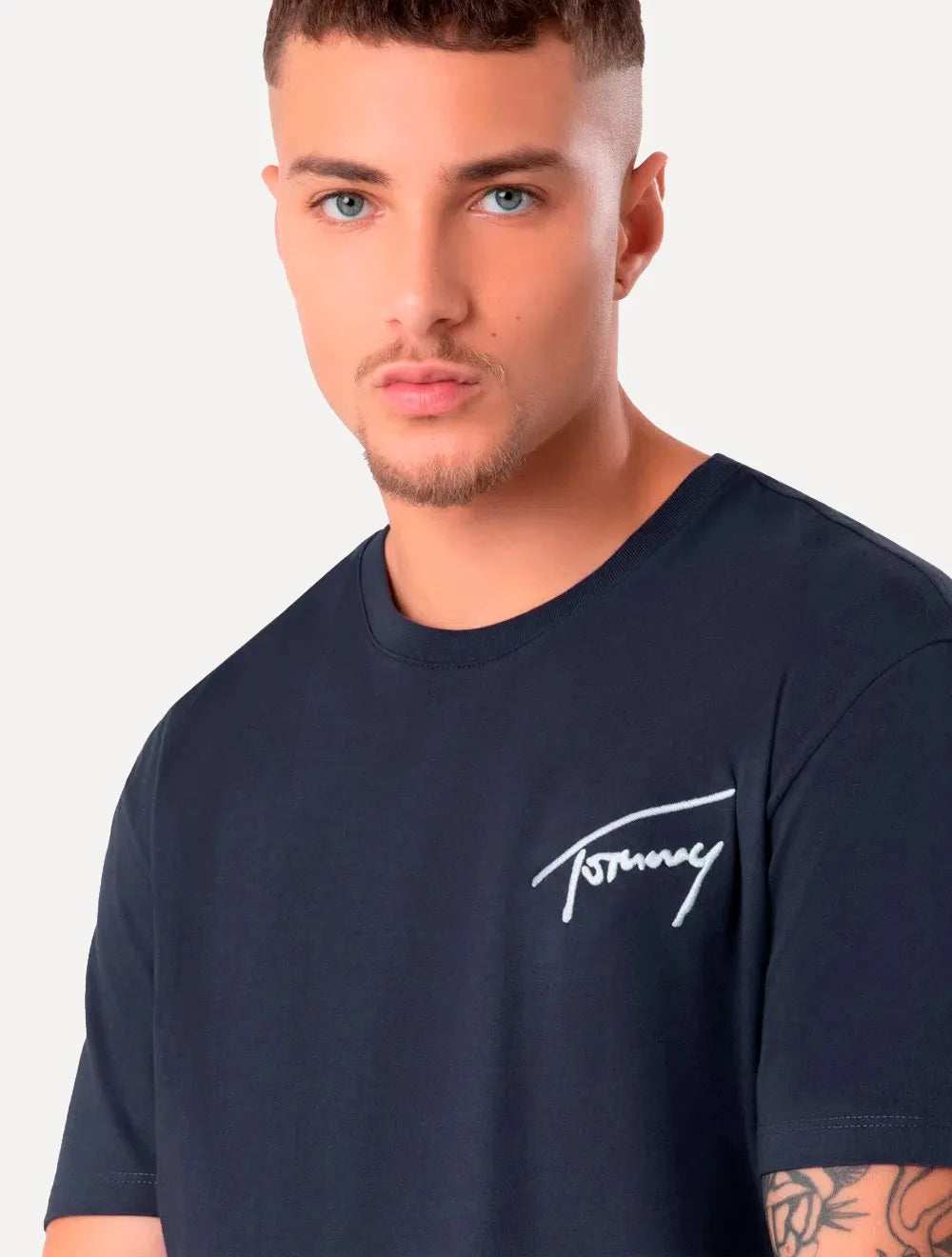 Camiseta Tommy Jeans Masculina Embroidered Signature Azul Marinho
