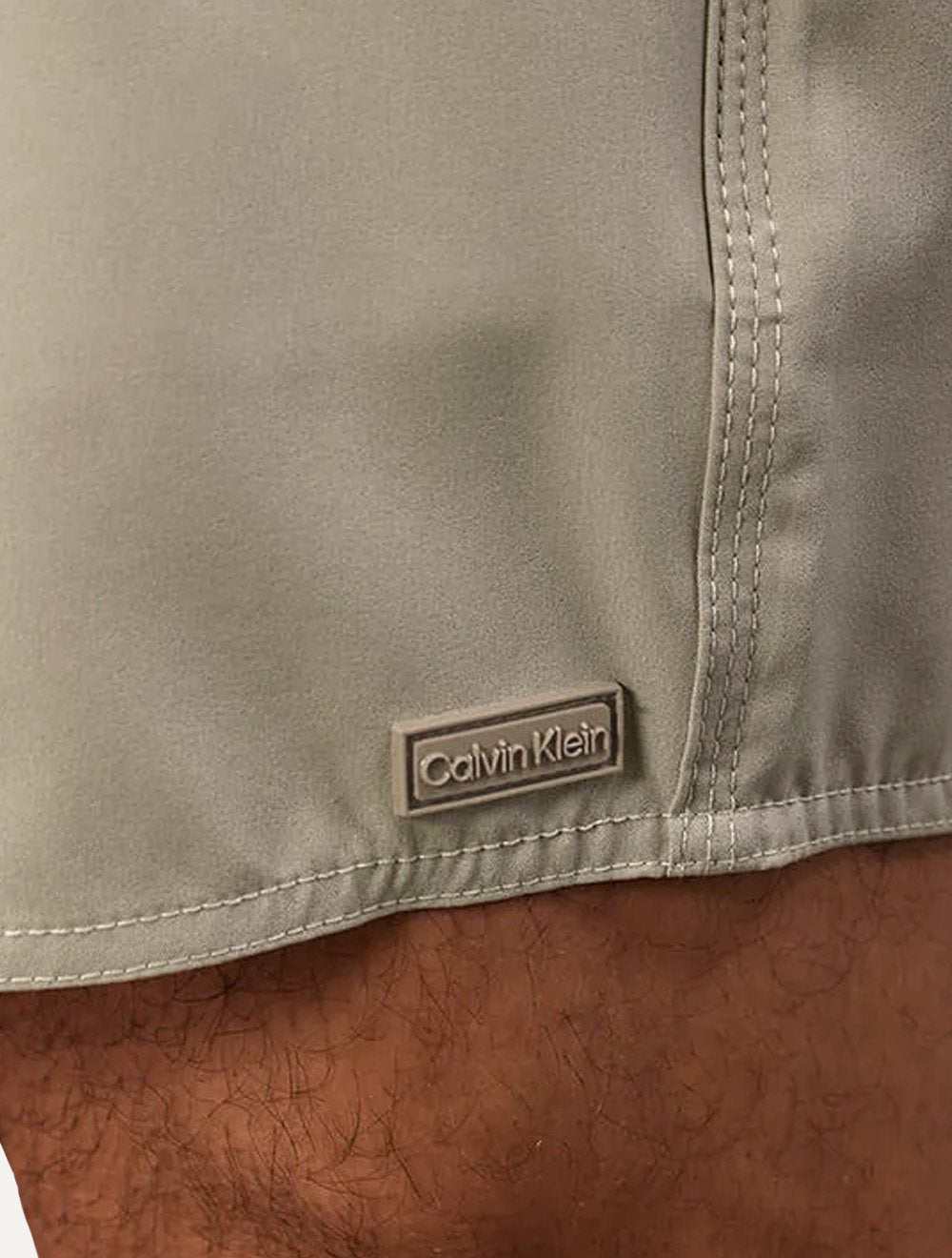 Short Calvin Klein Swimwear Elástico Liso Logo Lateral Cáqui Claro