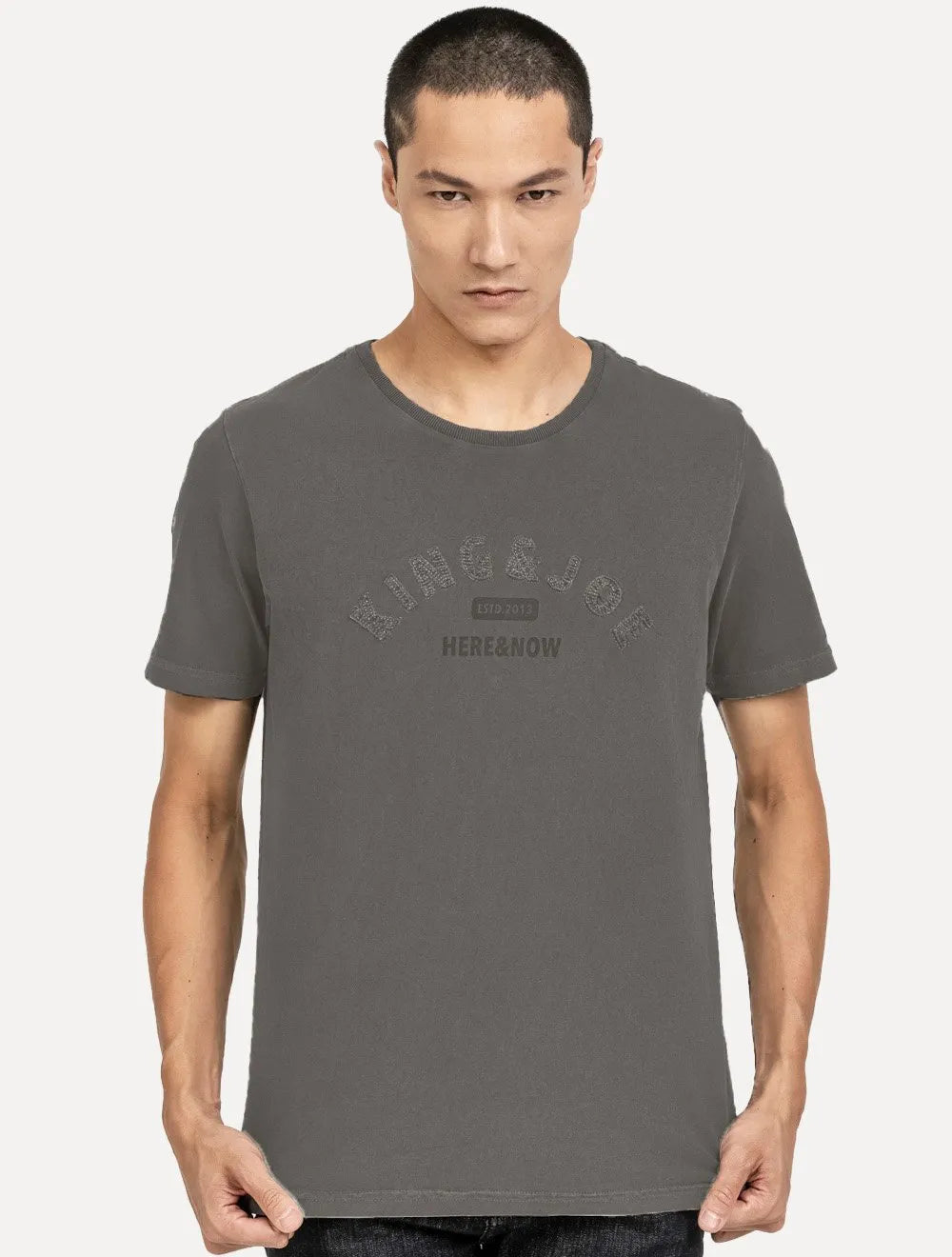 Camiseta King & Joe Masculina Estonada Bordado Estd 2013 Cinza