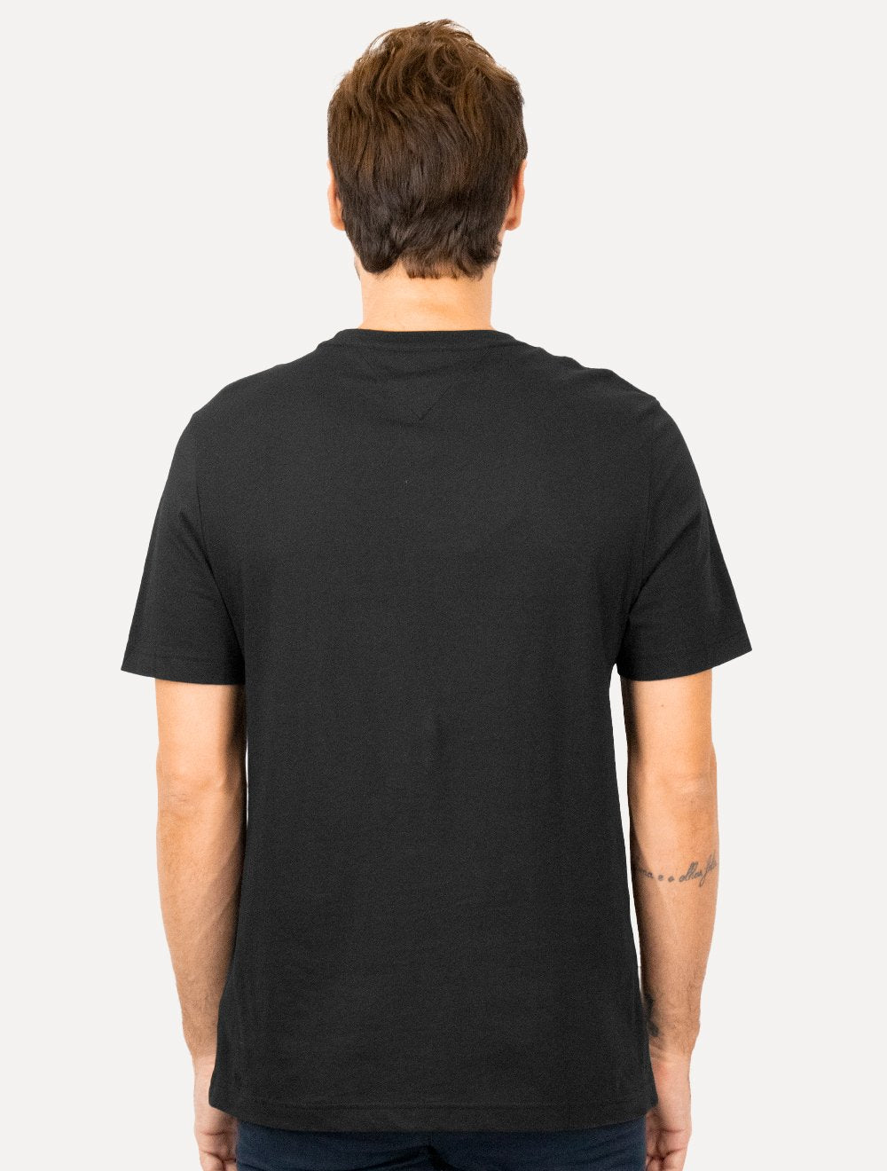 Kit Camisetas Tommy Hilfiger | Chest Insert Logo Branca/Preta 2UN