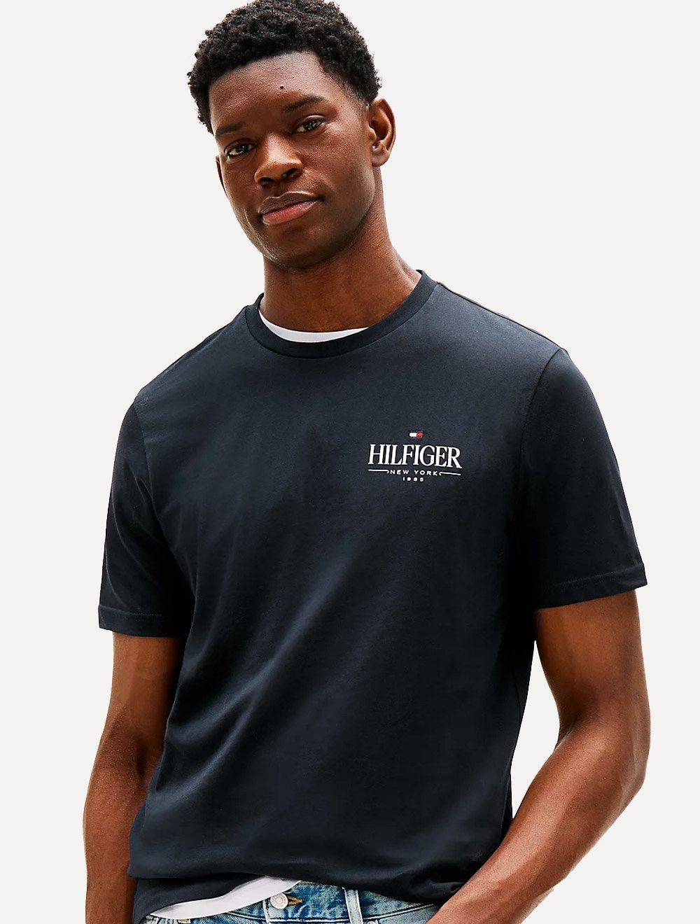 Camiseta Tommy Hilfiger Masculina Stack Poster Logo Azul Marinho