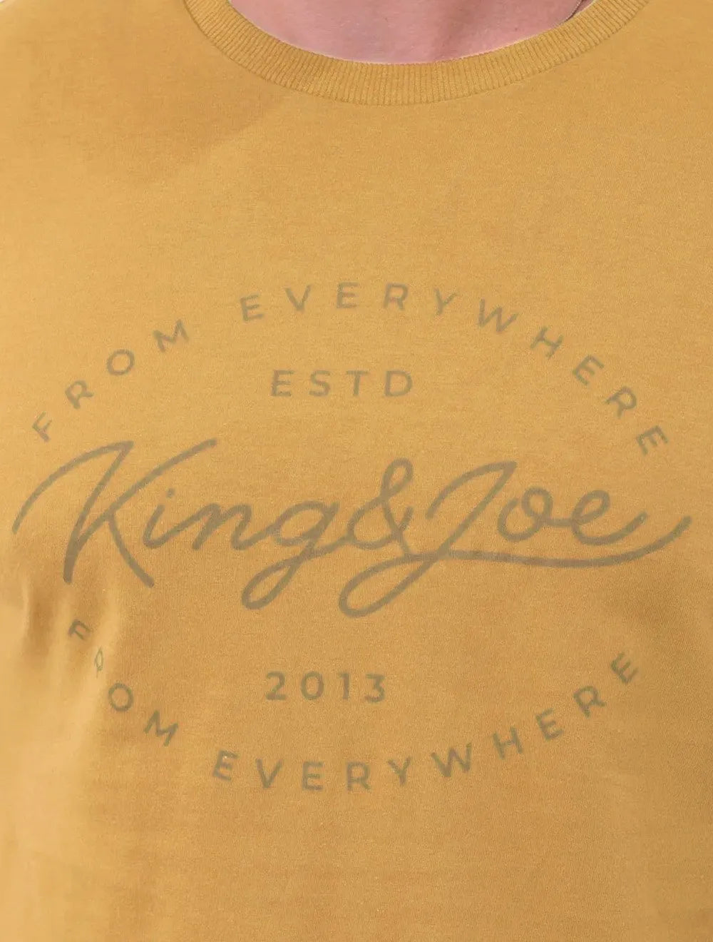 Camiseta King & Joe Masculina Signature Circle Estd 2013 Marrom Médio