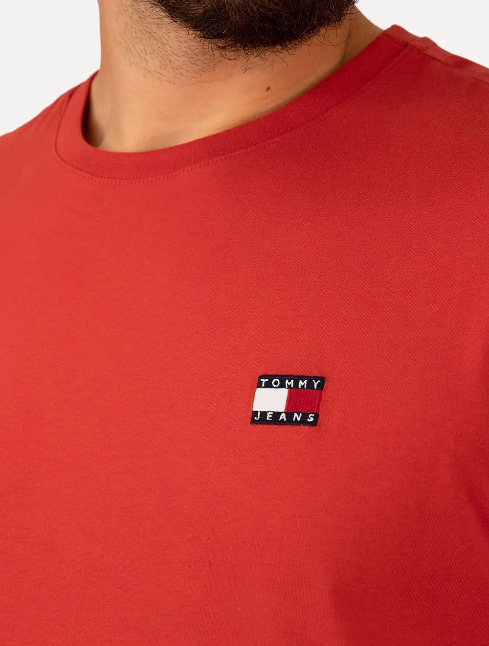 Camiseta Tommy Jeans Masculina Regular Med Flag Badge Vermelha