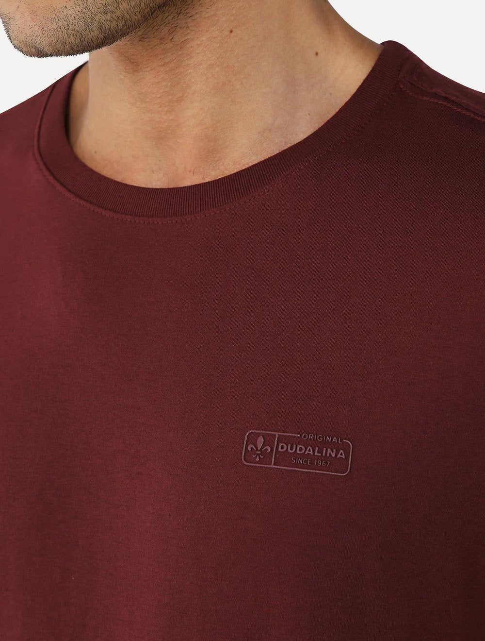 Camiseta Dudalina Masculina Regular Badge Logo Vinho