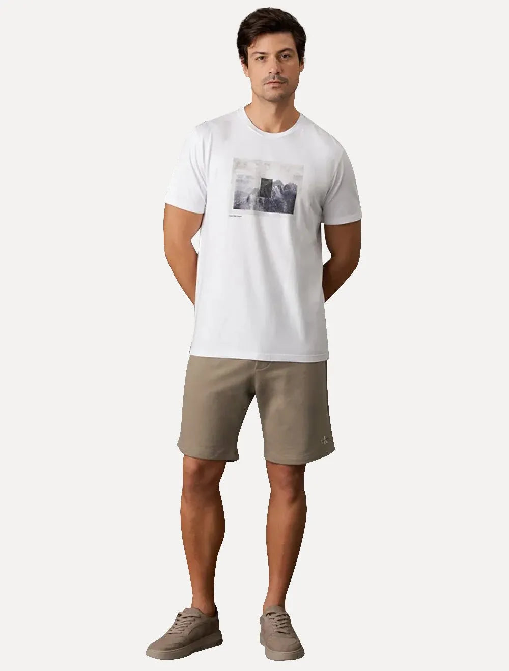 Bermuda Calvin Klein Jeans Moletom Masculina Cadarço RE Issue Cáqui Médio