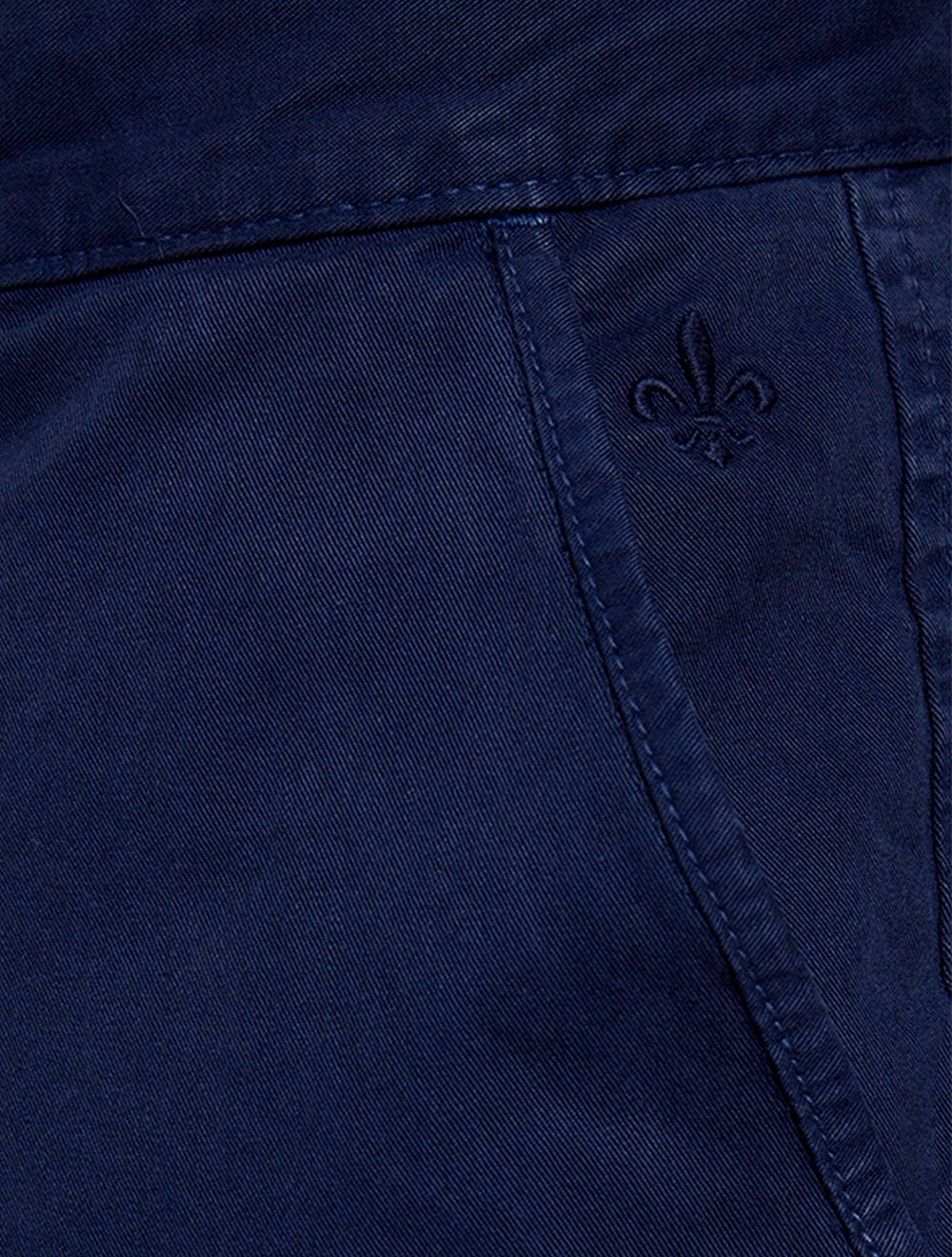Bermuda Dudalina Masculina Sarja Chino Comfort Tinturada Azul Marinho
