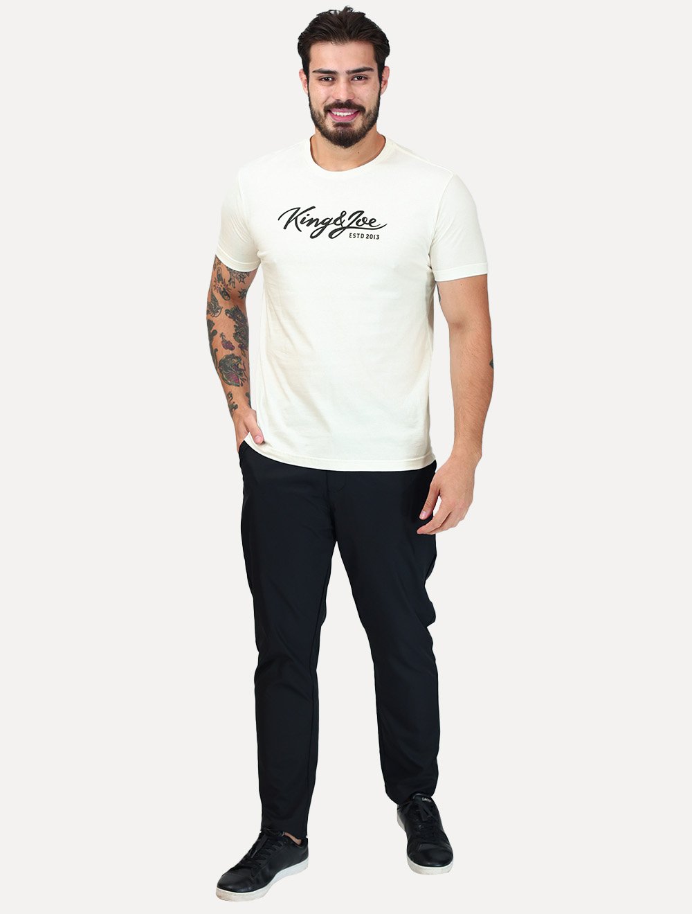 Camiseta King & Joe Premium Maculina Signature Logomania Estd 2013 Off White