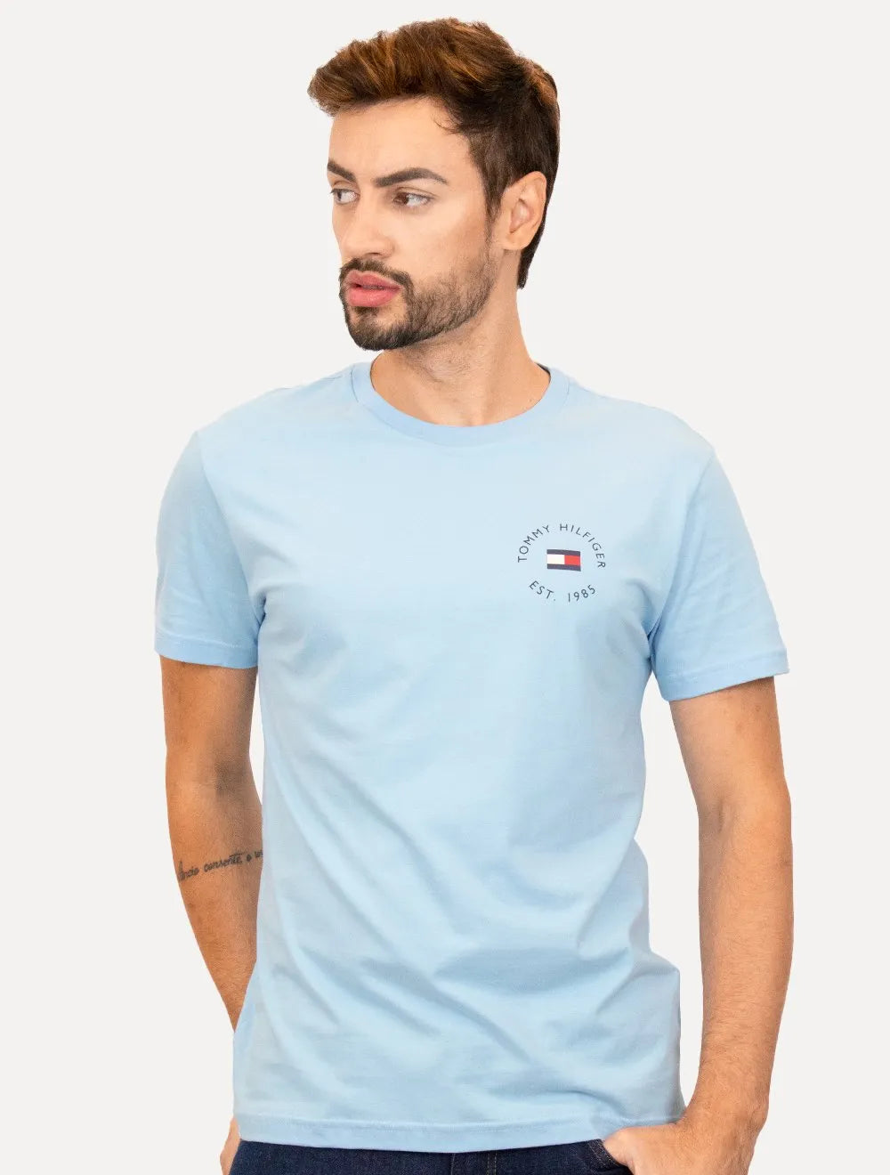Camiseta Tommy Hilfiger Masculina Roundle Logo Chest Azul Claro