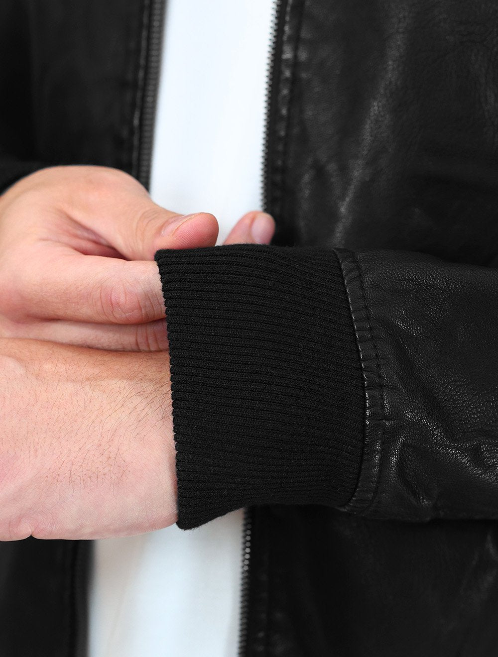 Jaqueta Dixen PU Bomber Capuz Zíper Frontal Preto