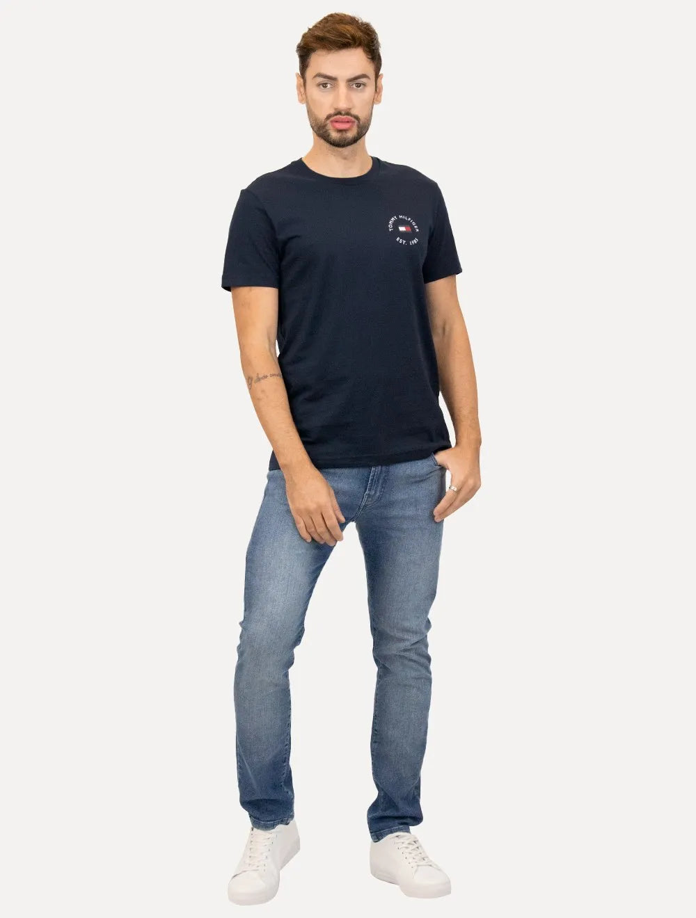 Camiseta Tommy Hilfiger Masculina Roundle Logo Chest Azul Marinho