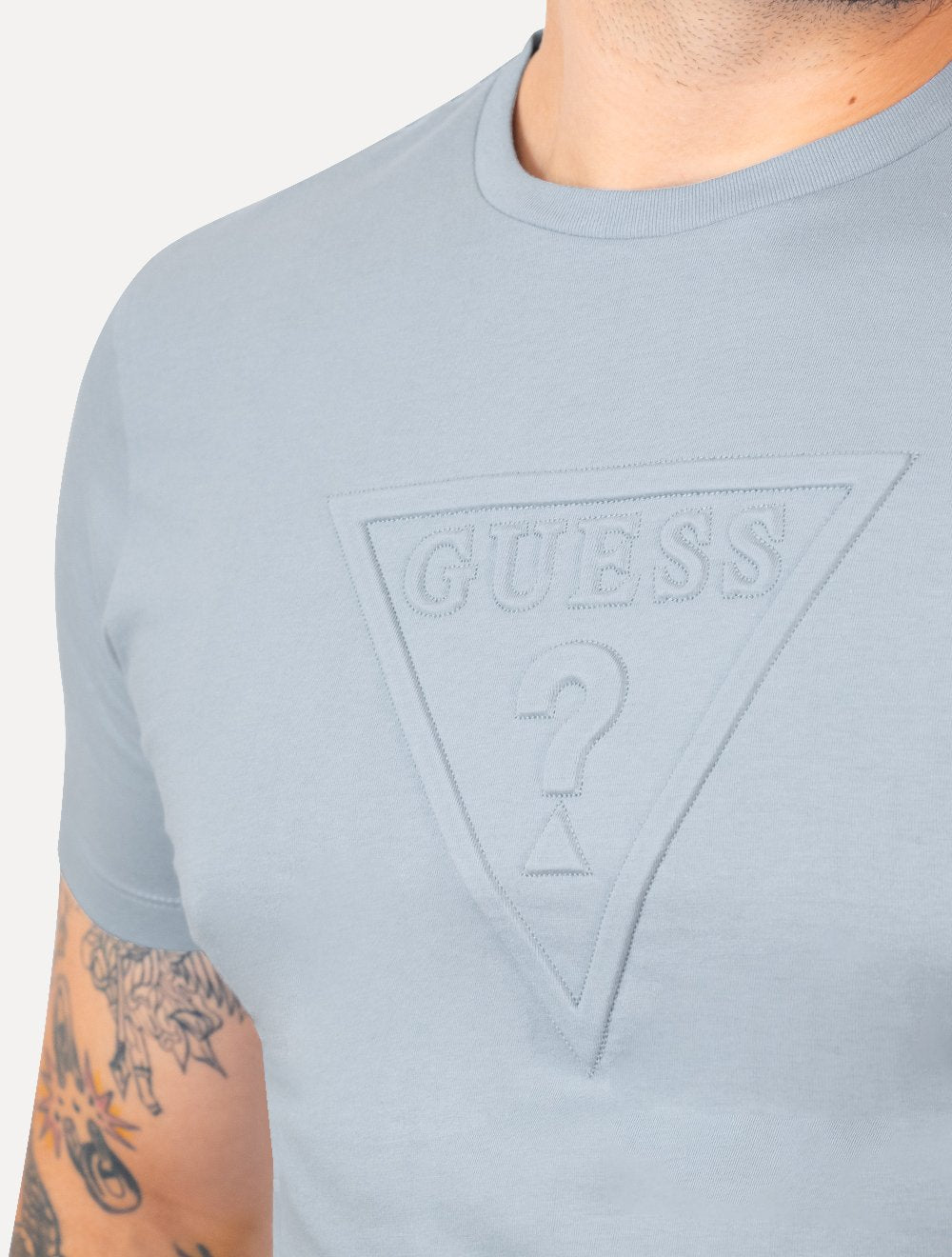 Camiseta Guess Masculina Embossed Logo Azul Claro