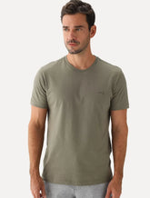 Camiseta Aramis Masculina Estampa Assinatura Peito Verde Militar