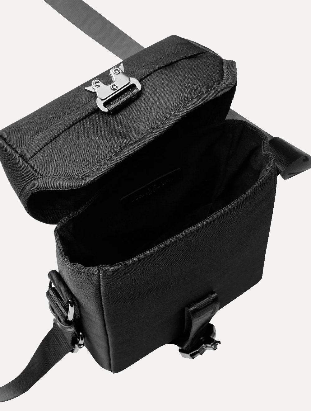 Bolsa John John Masculina Crossbody Nate Preta