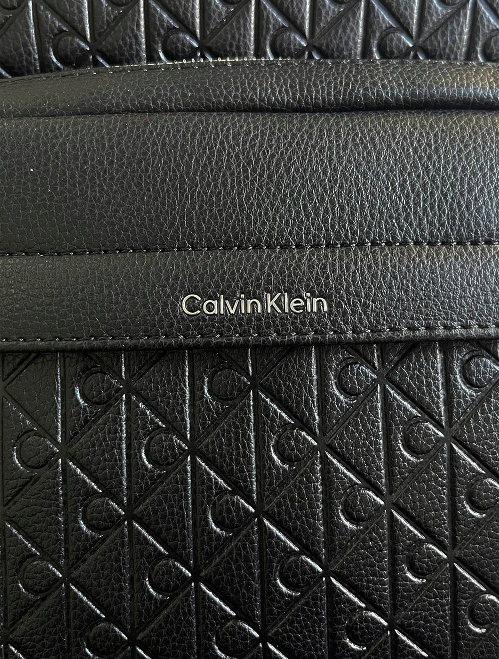 Mochila Calvin Klein Monograma CK Relevo Preta