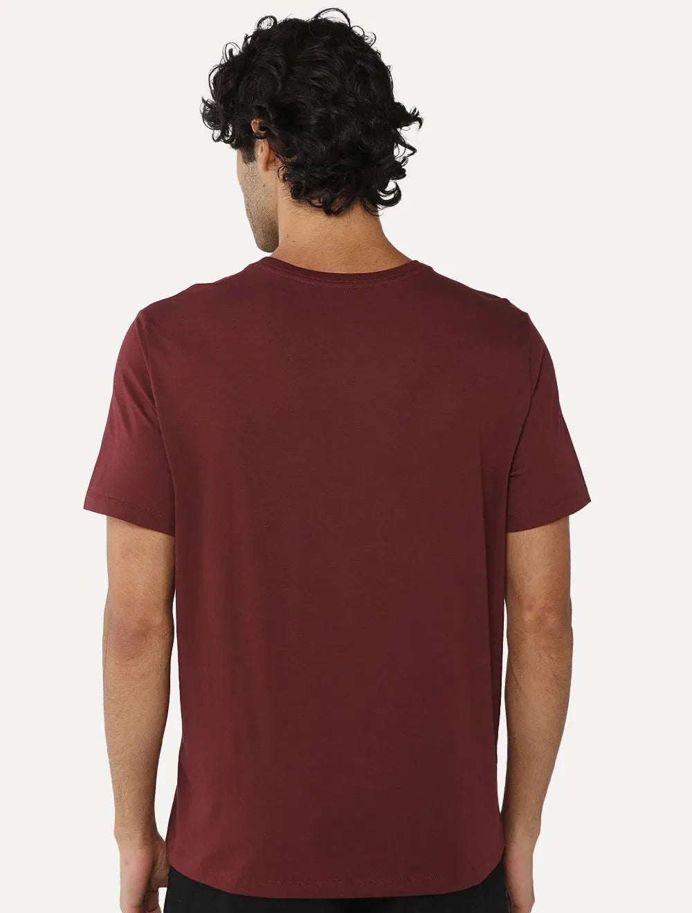 Camiseta Dudalina Masculina Regular Badge Logo Vinho