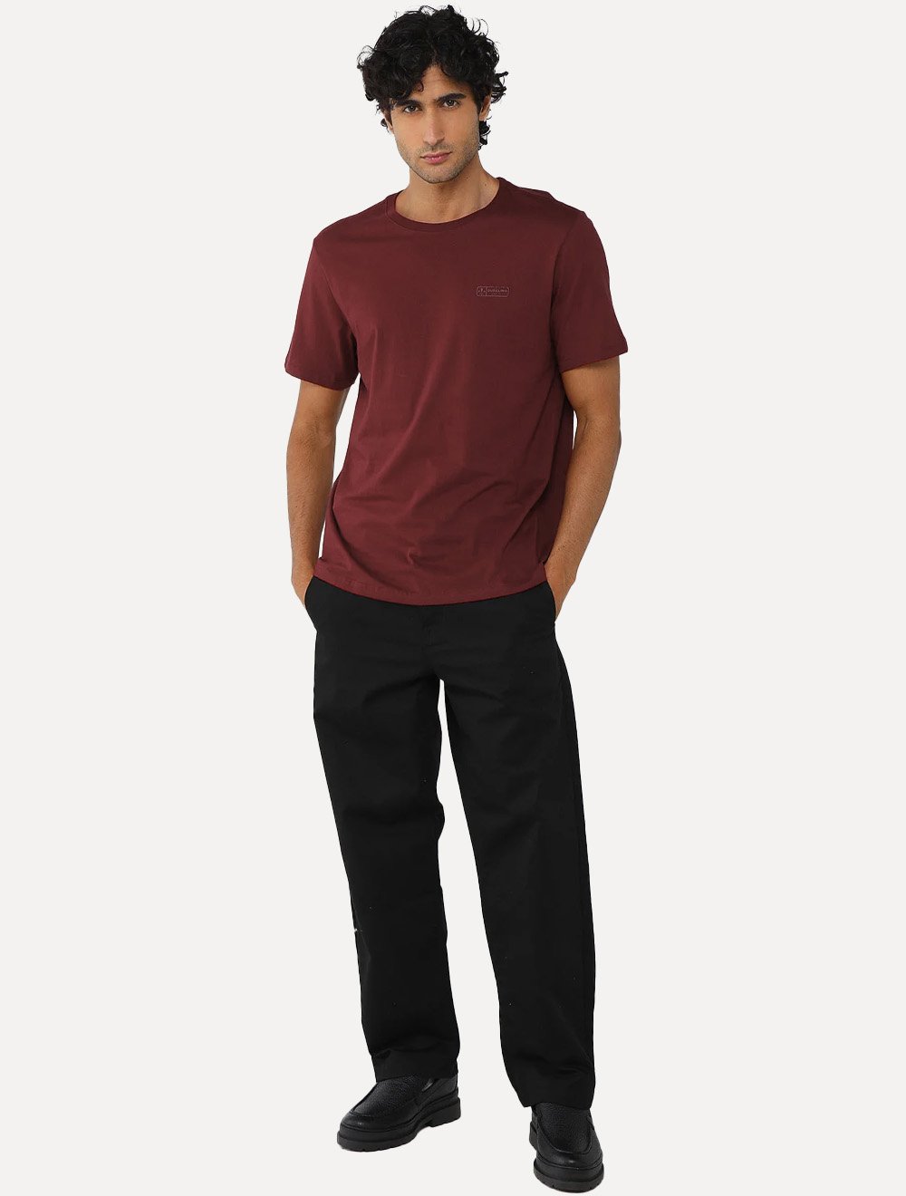 Camiseta Dudalina Masculina Regular Badge Logo Vinho