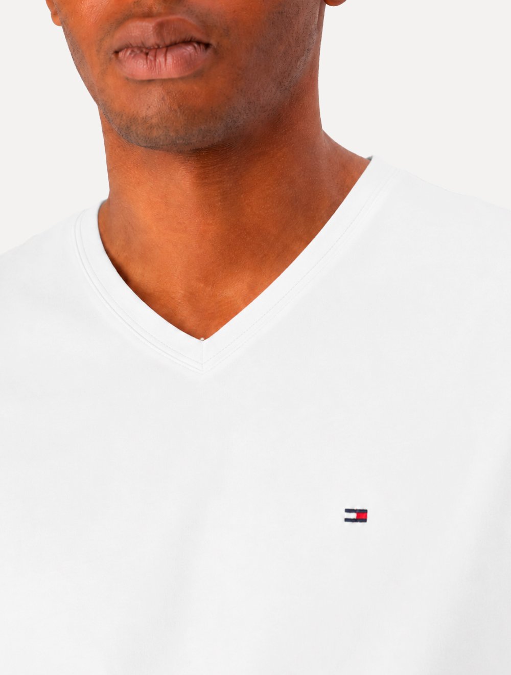 Camiseta Tommy Hilfiger Masculina Essential V-Neck Cotton Branco