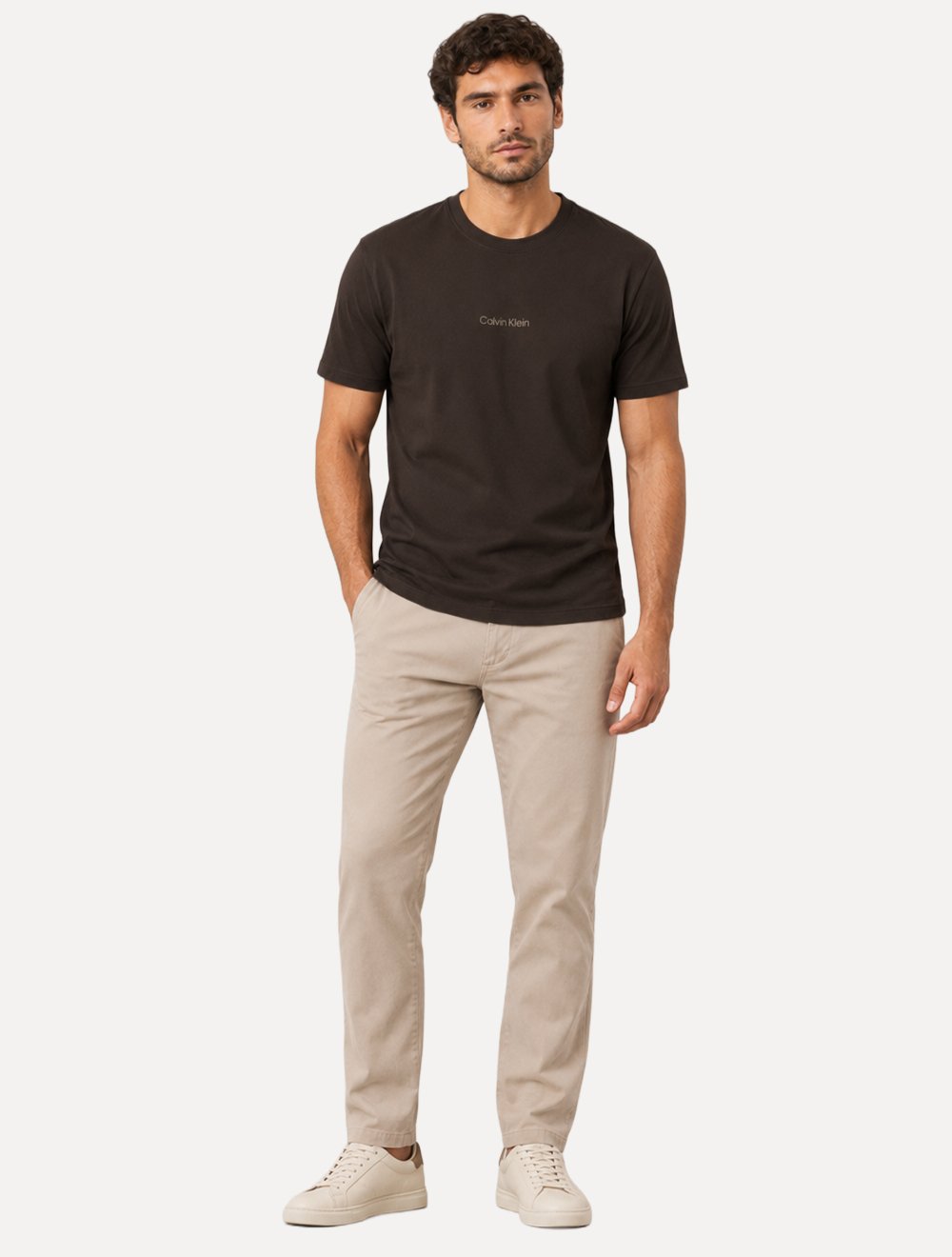 Camiseta Calvin Klein Masculina Institutional Logo Marrom Escuro