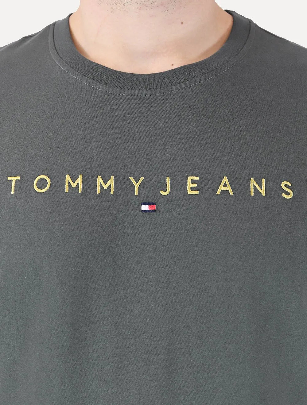 Camiseta Tommy Jeans Masculina Core Linear Gold Logo Chumbo