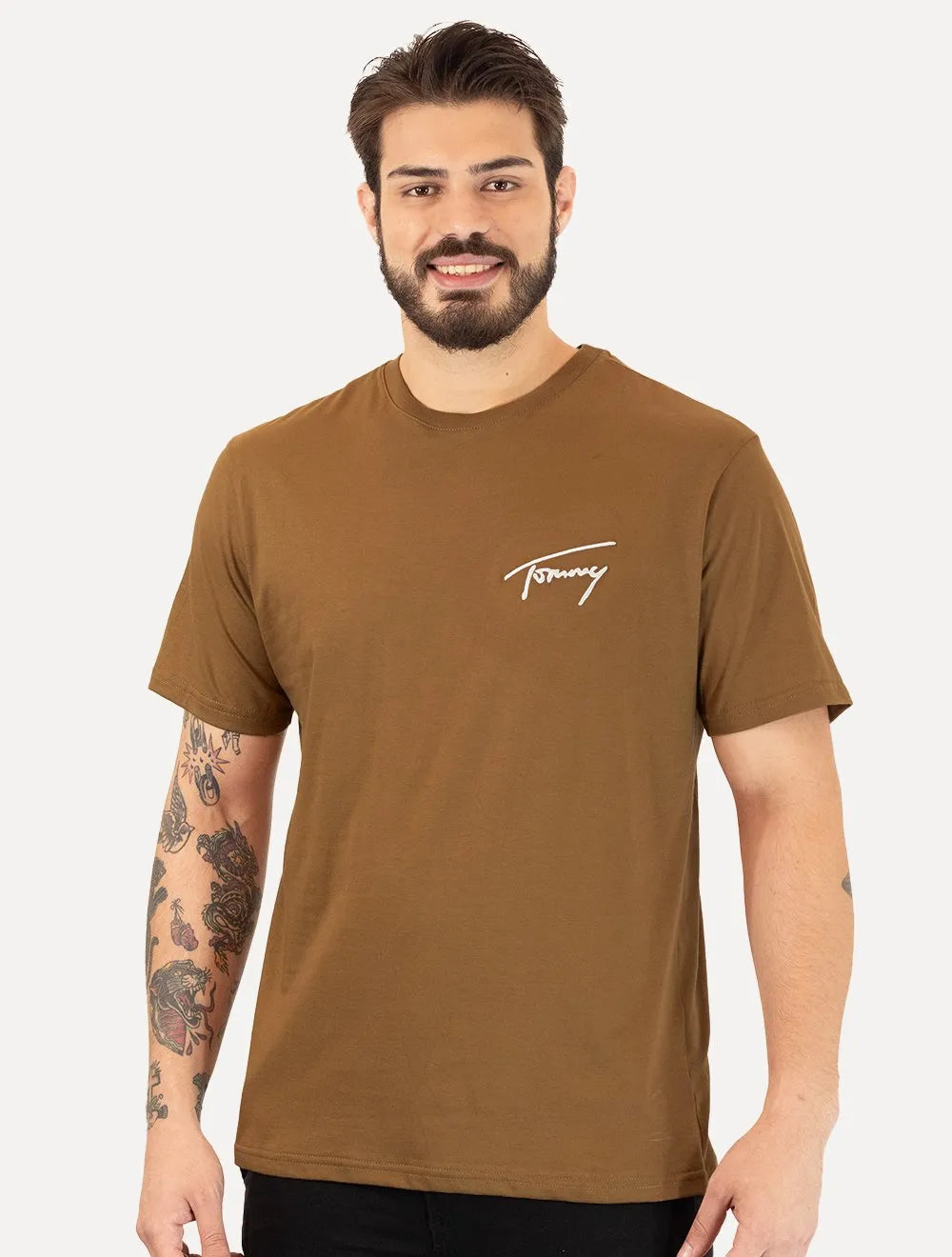 Camiseta Tommy Jeans Masculina Embroidered Signature Marrom