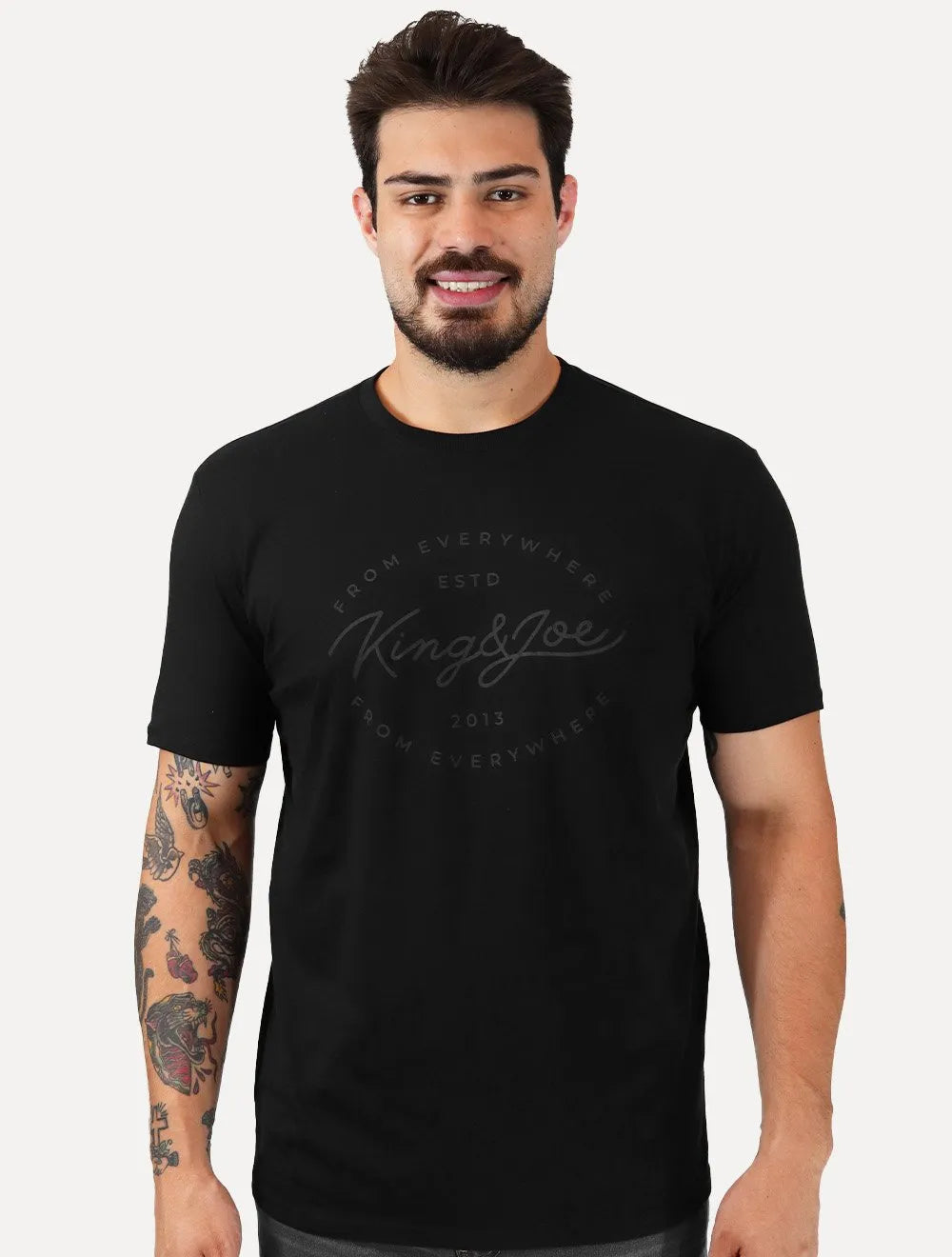Camiseta King & Joe Masculina Signature Circle Estd 2013 Preta