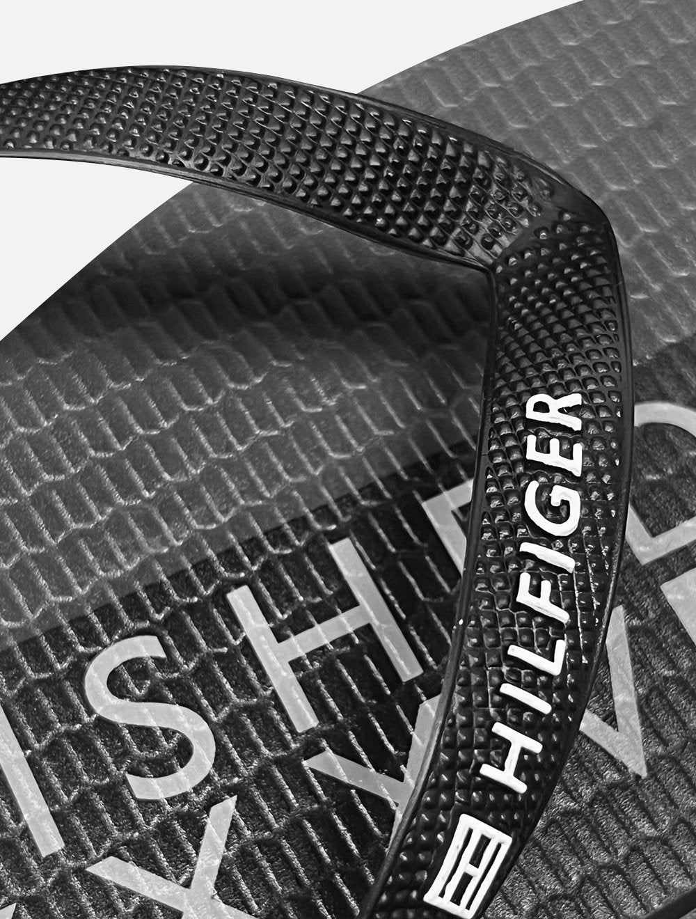 Chinelo Tommy Hilfiger Flag Power Beach Rubber Preto/Cinza/Branco