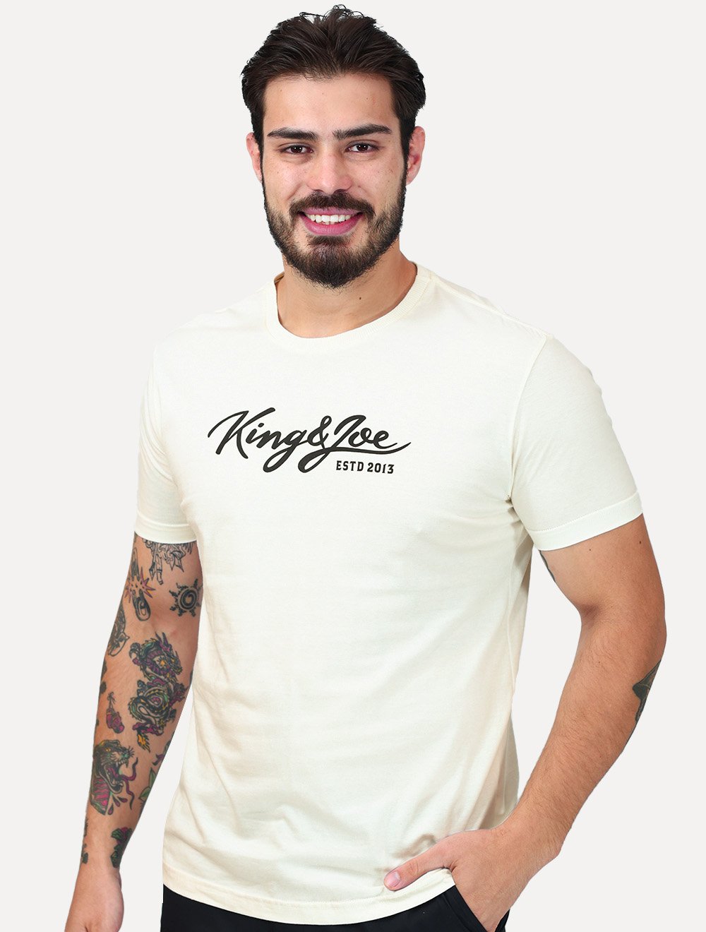 Camiseta King & Joe Premium Maculina Signature Logomania Estd 2013 Off White