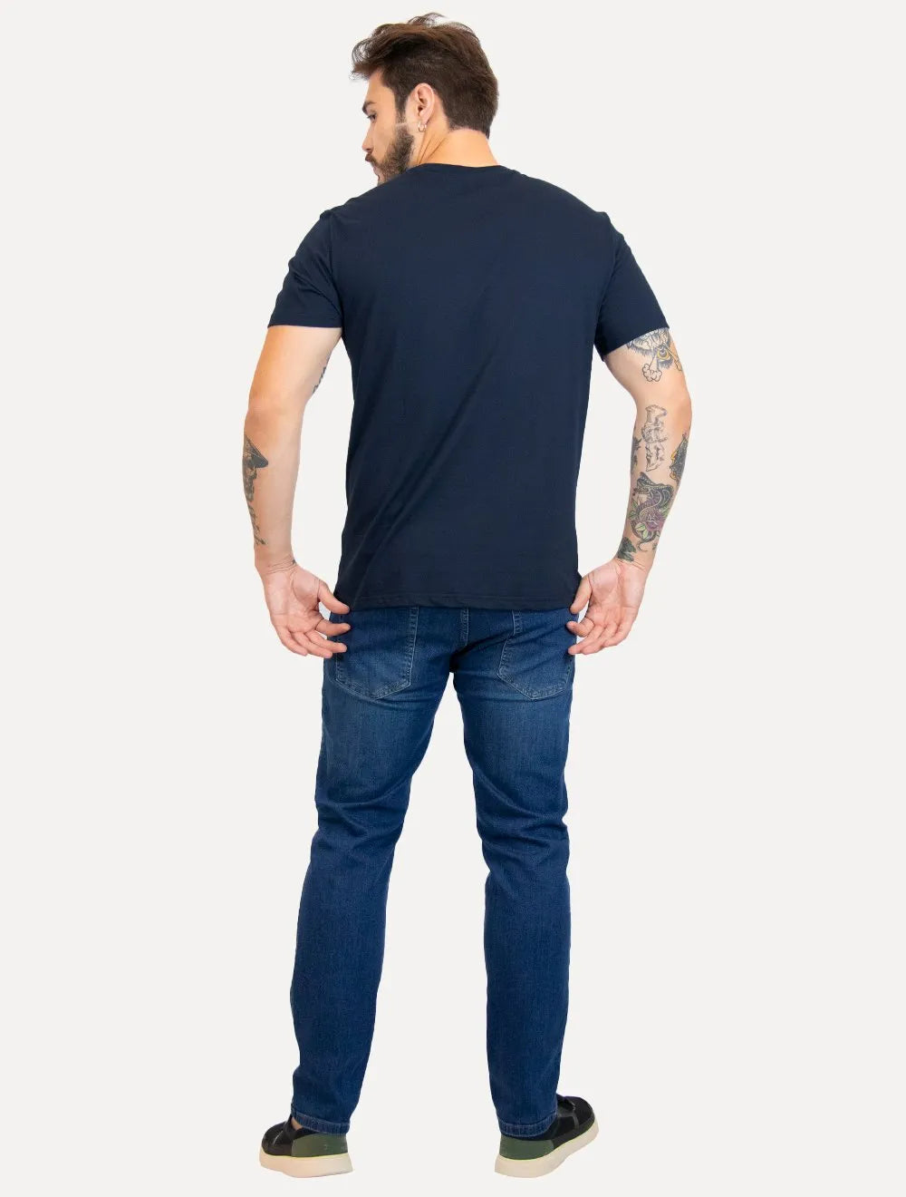 Camiseta Tommy Jeans Masculina Regular Med Flag Badge Azul Marinho
