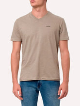 Camiseta Calvin Klein Masculina V-Neck Logo Flamê Cáqui Claro