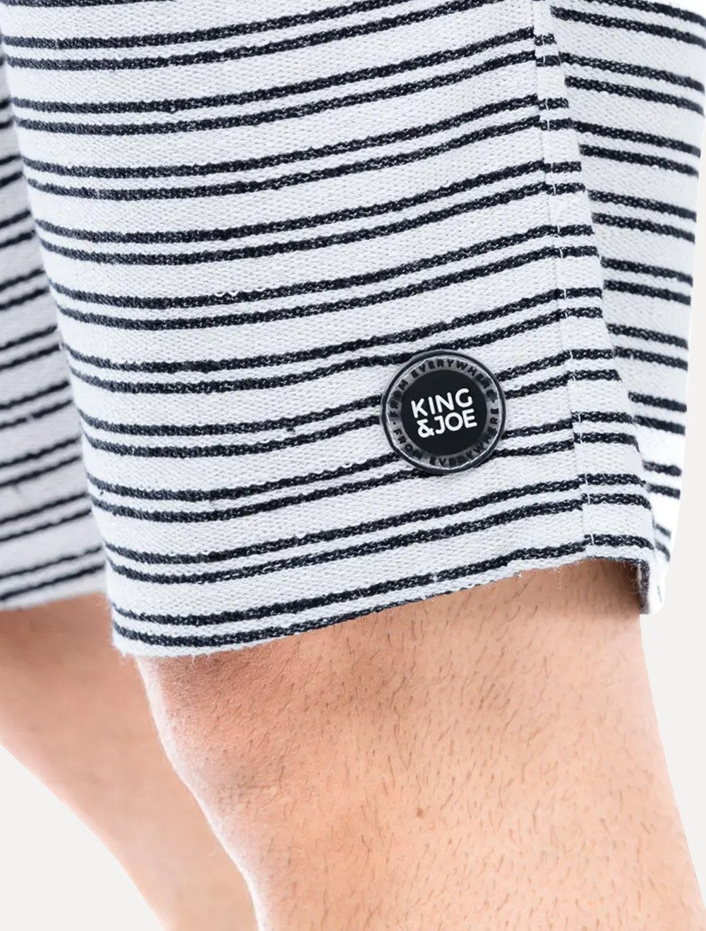 Bermuda King & Joe Sarja Masculina Comfort Malha Listrada Off-White