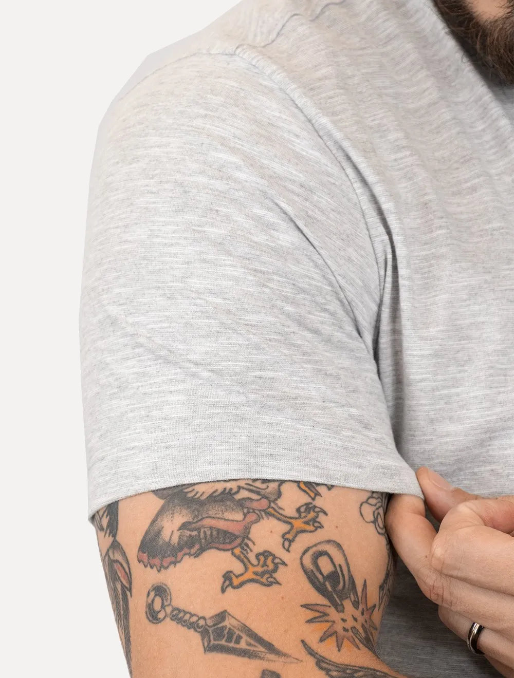 Camiseta Calvin Klein Masculina V-Neck Logo Flamê Cinza Mescla