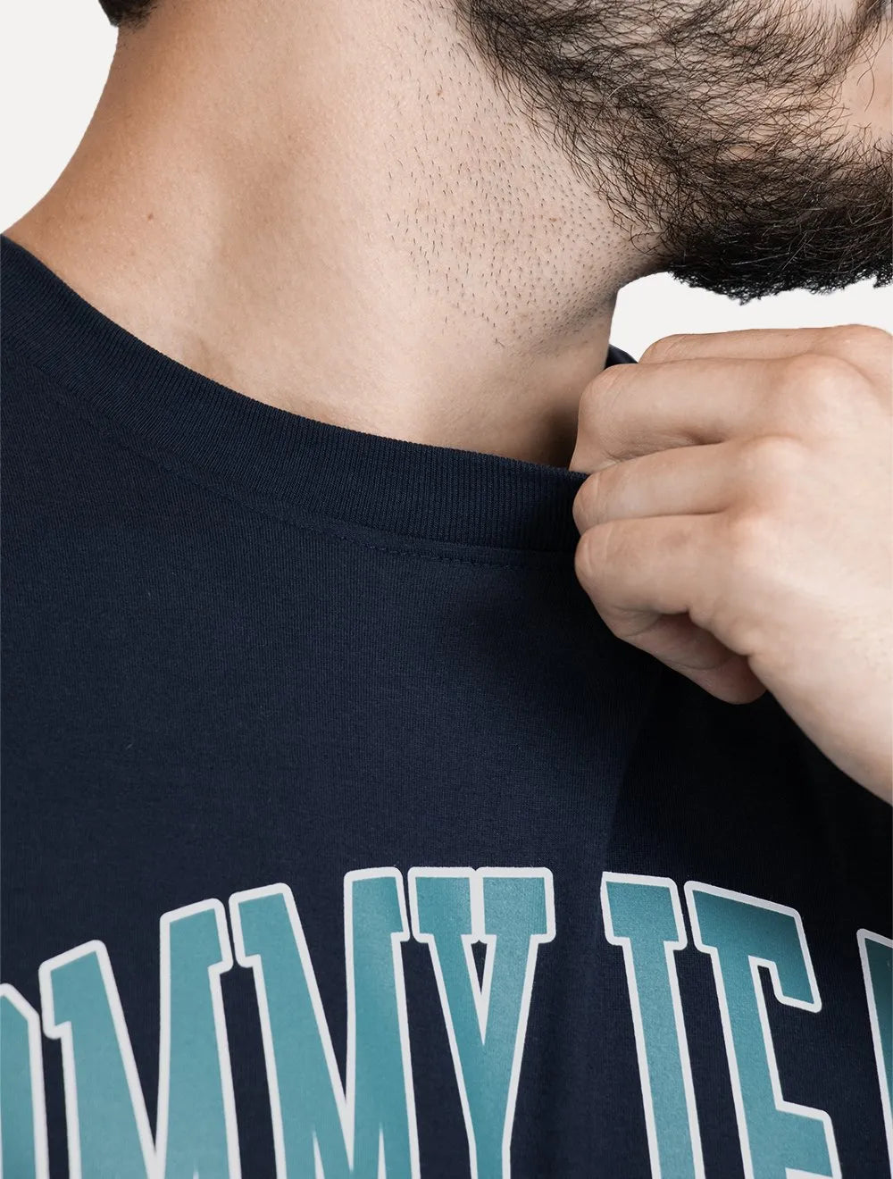 Camiseta Tommy Jeans Masculina Regular Varsity Arc Azul Marinho
