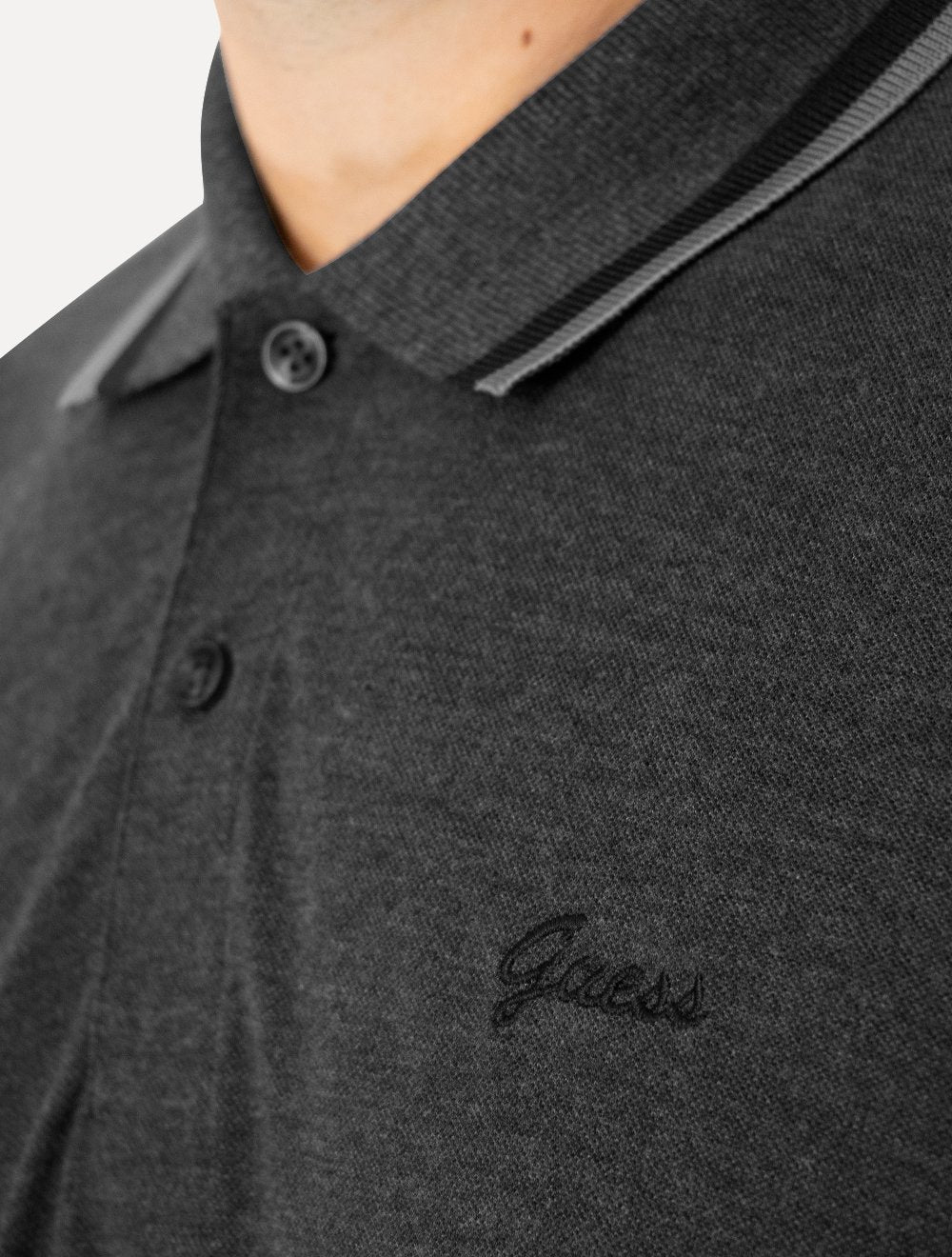 Polo Guess Masculina Piquet Friso Bordado Cursivo Cinza Escuro Mescla