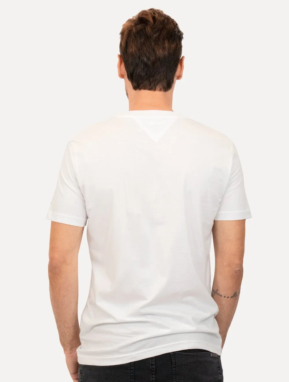 Camiseta Tommy Hilfiger Masculina Roundle Logo Chest Branca