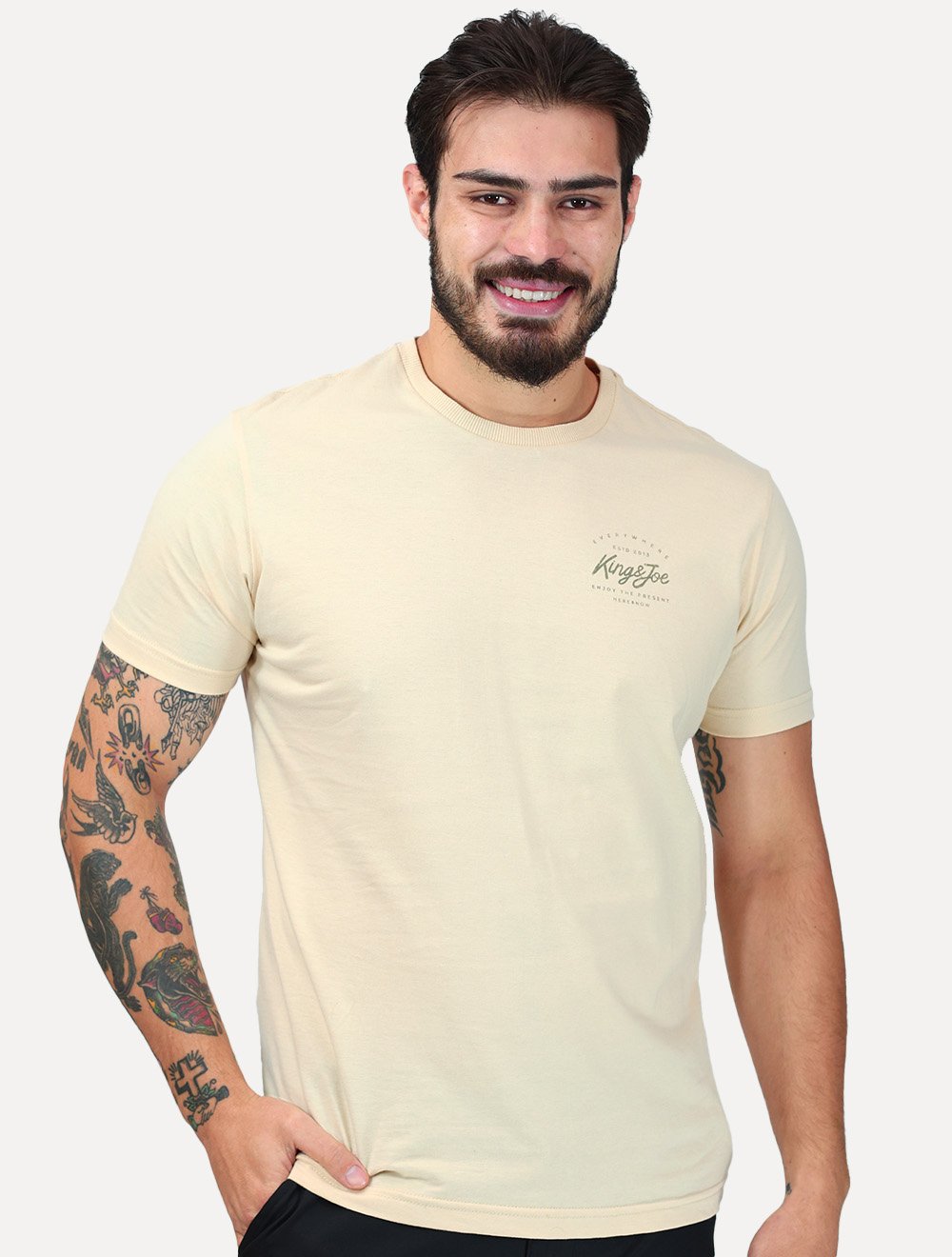 Camiseta King & Joe Maculina Malha Logo Signature Areia