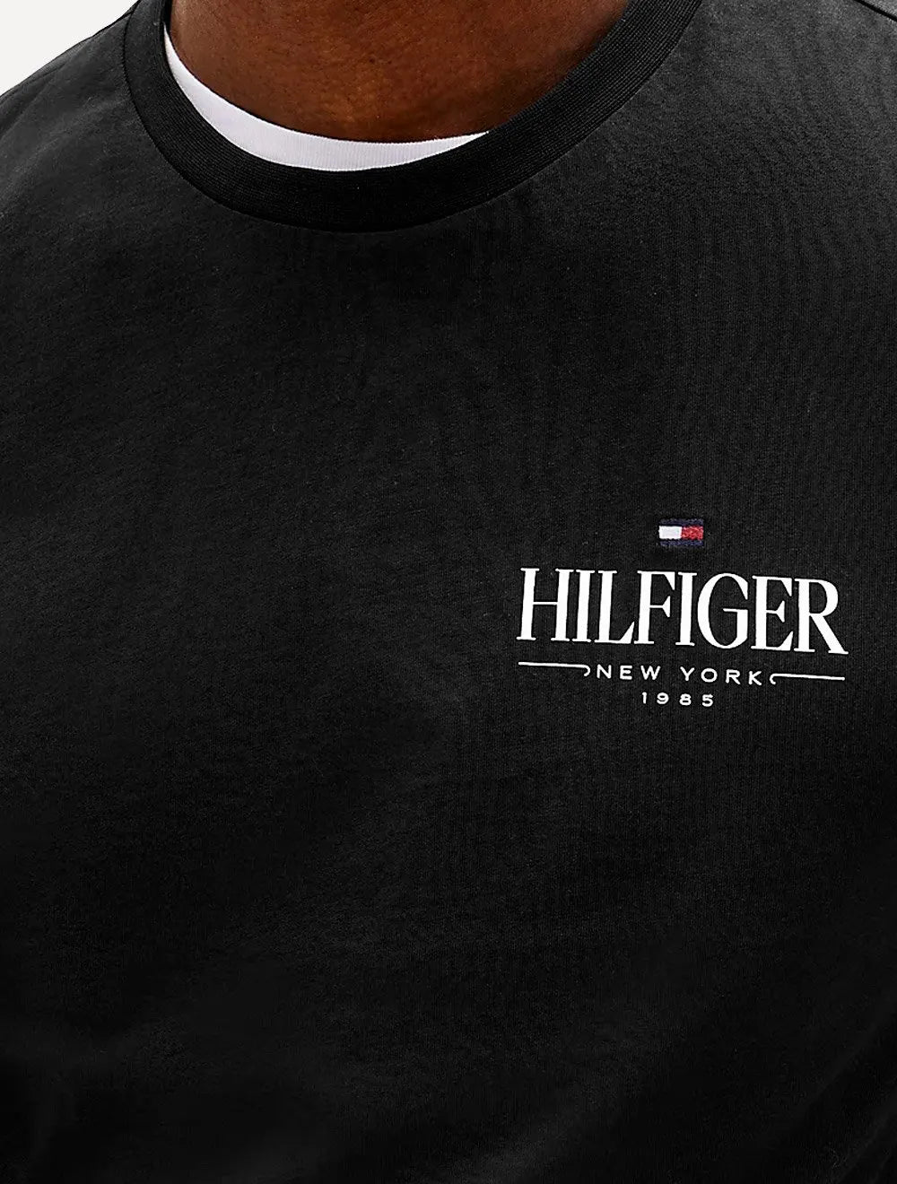 Camiseta Tommy Hilfiger Masculina Stack Poster Logo Preta
