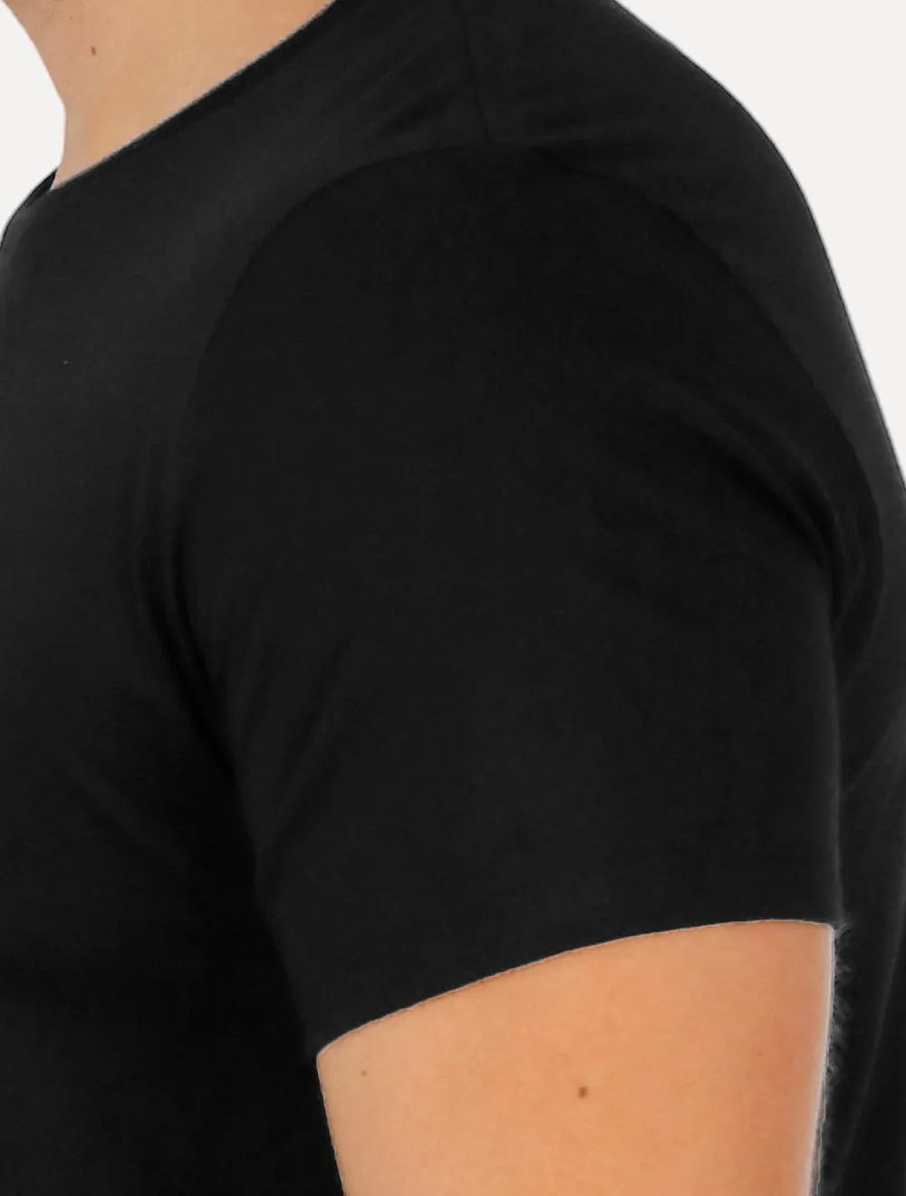 Camiseta Colcci Masculina Slim Embossed Logo Preta