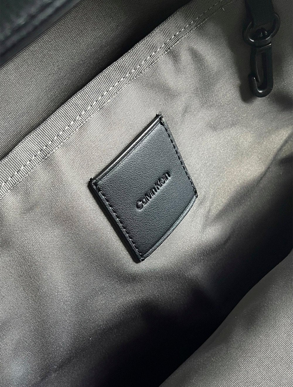 Mochila Calvin Klein Arredondada PU Silk Logo Preta
