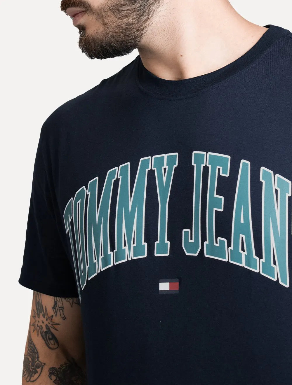 Camiseta Tommy Jeans Masculina Regular Varsity Arc Azul Marinho