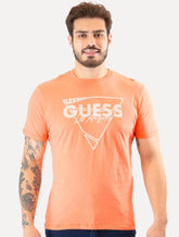 Camiseta Guess Masculina Triângulo Los Angeles Relevo Peito Laranja