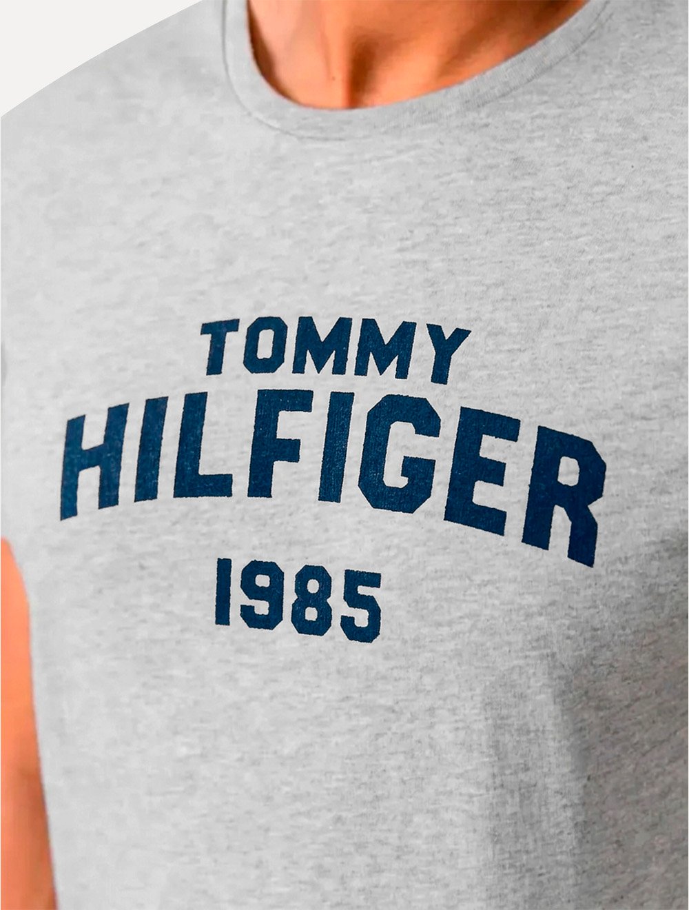 Camiseta Tommy Hilfiger Masculina Arch Logo 1985 Cinza Mescla