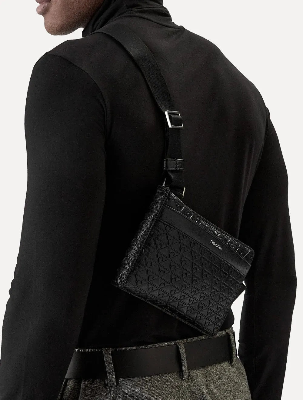 Bolsa Calvin Klein Masculina Transversal Emblem Logo Sling Preta