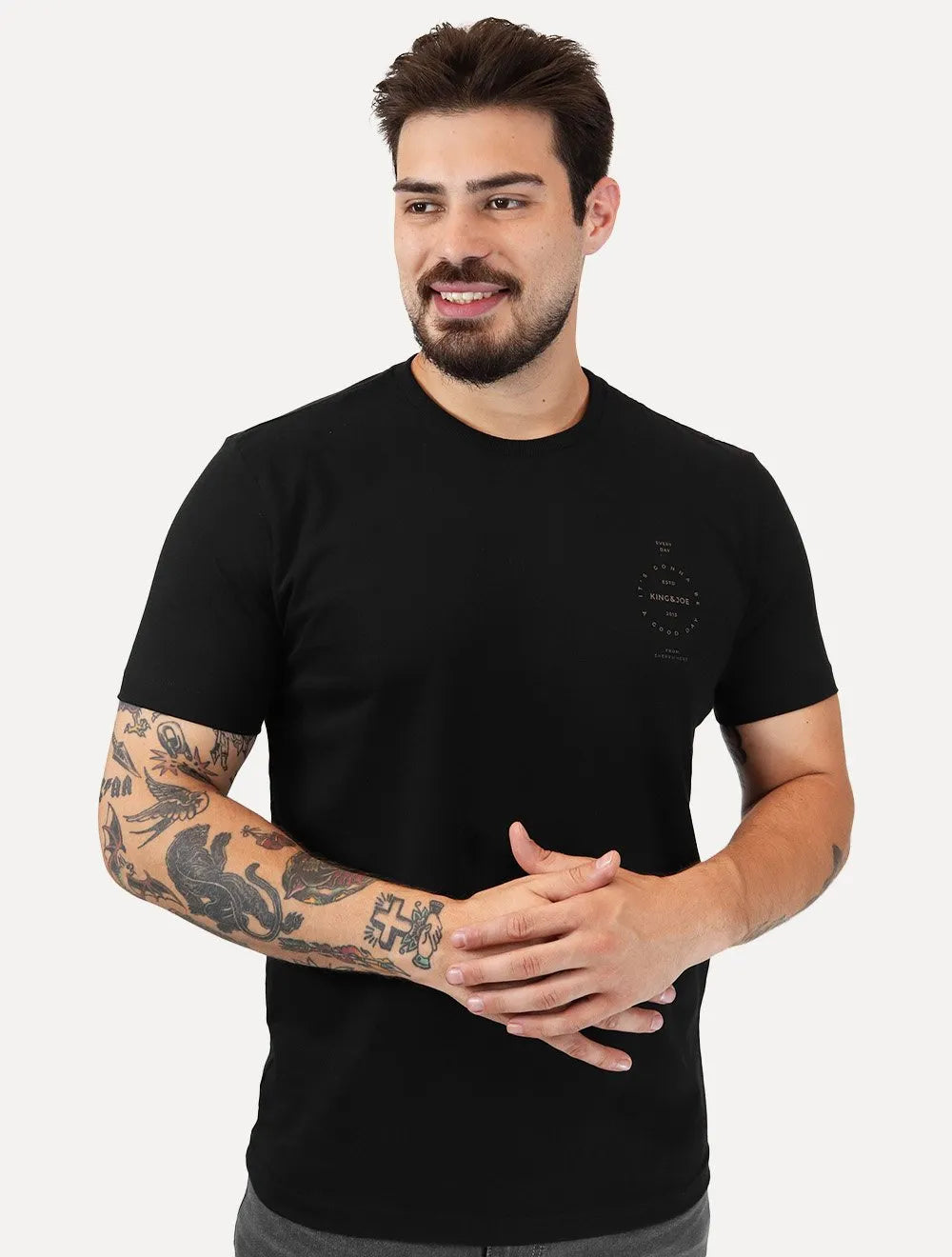 Camiseta King & Joe Masculina Good Day Logo Peito Preto